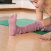 Kvinnors strumpor yoga tränar lång fem finger bomull tunna slouch strumpor fitness träning anti-halk dot split toe sock