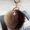 Keychains Lanyards Nya fluffiga päls Pom Keychain Soft faux pälsbollbil Keyring Kvinnor Bag söt Fashion Creative Pendant Handgjorda smycken gåvor