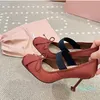 Chaussures habillées de femmes hautes talons miu arc de mariage chaussures formelles concepteurs de luxe satin élastique orteil carré noir noir rouge rose rose fin talon fêtard