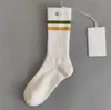 Projektant mody średniej długości litera haftowego Four Seasons Sports Casual Socks for Men and Women Pure Cotton Scoks Klasyczny kolor