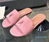 Slippers Charms d'été de qualité supérieure de qualité supérieure Slipper 2023 Street Pendant Plat Fashion Bottom Fashion Fashion confortable Sandales décontractées en laine confortable.