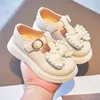 Sneakers Frühling Herbst Girls Lederschuhe mit Bogenknot Perlen Perlen Prinzessin Süße süße weiche bequeme Kinder Wohnungen Kinder 230811