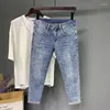 Mäns jeans sommar mode stilfull lyx denim broderad mager nödställda streetwear casual designer cowboy blue för män