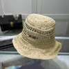 여름 패션 버킷 모자 디자이너 밀짚 모자 수 놓은 로고 야외 해변 해변 해변 햇살 모자 여자 잔디 브레이드 중공 아웃 넓은 챙 모자