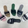 Femme Broidered Fabric Slides Pantoufles Black Beige Multicolore Broderie Mules Flip Flip Flip Flip Sandales Cuir en cuir Summer Flat Slide Rubber Sole X27