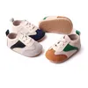 Primeiros caminhantes nascidos sapatos de bebê menino menina esporte clássico solo solo pu PU couro multicolor Sneakers casuais branco batismo 230812