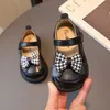 First Walkers Shoes de cuero para niñas con perlas Bowknot Beading Spring Autumn Princess Sweet Lindo Softfing Children Flats Niños 230812