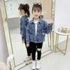 Jackor 2023 Spring Autumn New Baby Girls Boys broderade blommor Denimrockar Jackor Fashion Barn Barn toppar kläder överrockar R230812