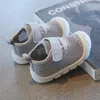First Walkers Childrens Breathable Mesh Sneakers voor jongens en meisjes peuter softssoled comfortabele babyschoenen casual stijl 230812