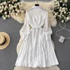 Robes décontractées de base 2024 Automne Elegant White Broidery Robe Femme Femme Long Hollow Out Single Breasted Heart Belt Preeted Linen Party Vestidos