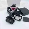 Pinces à cheveux Barrettes Designer coréen Nouveau clip de saisie en acrylique Triangle inversé Noir et blanc Garniture rose Le même clip de lettre 08UO