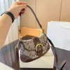 2024 Designer de carteira de alta qualidade, designer de carteira soho bolsa de luxo feminino masculino as tiras de bolsa de ombro cruzadas com branqueamento de bolas de couro bordado croissant b