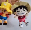 Peluş bebek toptan 24pcslot 4 inç karikatür anime helikopter peluş oyuncak kolyeler yumuşak luffy doldurulmuş bebek hediyeleri erkekler için anahtarlık 230811