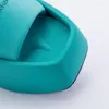 Sandaler Kvinnor Satinplattform tofflor med flerfärgad tjock botten öppen tå design platt bekväm semester avslappnad
