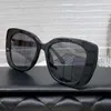 Designer Gulasses 5422 Model okularów kotów z wydrążonymi nogami literowymi Spersonalizowane czarna rama odporna na UV jazda