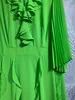 Vestido de grife para férias à beira -mar, vestido verde com babados e elegante com um longo balanço