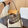 2024 Designer de carteira de alta qualidade, designer de carteira soho bolsa de luxo feminino masculino as tiras de bolsa de ombro cruzadas com branqueamento de bolas de couro bordado croissant b