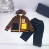 New Kids Designer Clother Fashion Child Automn Sett Taille 100-160 cm 2pcs Veste à capuche décorative multiples et jeans