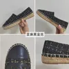 24a designers casual women platt skor espadrilles sommar lyxys äkta läder damer strand halv tofflor mode kvinnan loafers luxe cap toe fiskare canvas sho