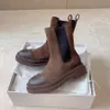 Nuovi stivaletti in pelle scamosciata punta tonda Stivaletti Chelsea con tacco grosso Stivaletti semplici con tacco basso e grosso Stivaletti alla moda Scarpe firmate Calzature di fabbrica