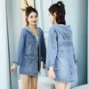 Damenjacken Frühling Herbst Frauen Kapuze mit mittlerer Länge Denim Trench Coat Retro koreanische Mode Plus Size Stickerei Jacke 230811