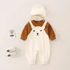 ROMPERS 3-15 m Frühling Herbst geborener Cartoon Kleidung Baby Mädchen Jungen Strampler Säugling niedliche Bären Baumwollweiche Säuglingsanzug mit Strickkappe 230812