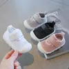 First Walkers Childrens Breathable Mesh Sneakers voor jongens en meisjes peuter softssoled comfortabele babyschoenen casual stijl 230812