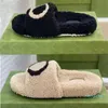 Hiver Men Slipper Fashion Lazy Black White Letter Femmes Designer Chaussures Sexy Plateforme Sexy Lady Cartoon Slippées de peluche chaudes