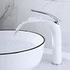 Grifos de cuenca del baño latón blanco tipo cascada de cascada mezclando grifo de lavado de agua caliente fría toque