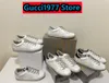 Low cut dirty shoe designer retro handmade sliding sneakers paired with sparkling stars, high-quality ice gray suede, and white leather sparkling casual shoes