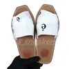 Designer Woody Sandals berühmte Designerinnen Frauen Maultiere flache Gleitungen hellbraun beige weiß rosa spitze schrift