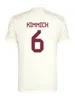 Bayern 23 24 25 Kane Soccer Jersey 2024 2025 Maillot Munchen Camisa de fútbol Kit Kits Home Away Third De Ligt Musiala Mane Sane Coman Munich Muller Davies Plus Tamaño 4xl