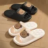 Kapcie Summer Kobiety męskie w kąpieli wewnętrznej grube platforma Niezgotana Niezlizana Easter Cartoon Flip Flip Flips Bear Beach Sandals Buty Buty 230811