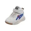 Tênis de tênis tênis infantis de meninas da primavera outono médio de sapatos brancos pequenos sapatos de basquete meninos sapatos de bebê 230811