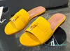 Slippers Charms d'été de qualité supérieure de qualité supérieure Slipper 2023 Street Pendant Plat Fashion Bottom Fashion Fashion confortable Sandales décontractées en laine confortable.