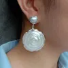 Stud Kkgem 39mm Natural White Shell Mop Carved Flower 14mm White Freshwater Pearl Dangle Studörhängen 230811