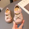 First Walkers Shoes de cuero para niñas con perlas Bowknot Beading Spring Autumn Princess Sweet Lindo Softfing Children Flats Niños 230812