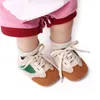 Eerste wandelaars geboren babyschoenen jongen meisje klassieke sport zachte zool pu lederen multicolor casual sneakers witte doop 230812