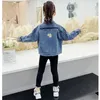 Jackets 2023 Spring herfst nieuwe babymeisjes jongens geborduurde bloemen denim jassen mode kinderen kinderen tops kleren overjassen r230812