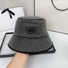 Desingers omgekeerde driehoek emmer hoeden luxe rand hoeden mannen vrouwen brief inlay crystal sunhats fashion trend reisvisser hoed accessoires