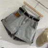 Pantaloncini di jeans grigio a grigio chiaro femminile per donne in forma libera con orlo arrotolato pantaloni larghi a vita alta