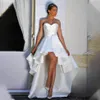 2023高いラインウェディングドレスショートフロントロングホワイトサテンシンプルなブライダルガウンの恋人ヴィンテージデヴィアガーデ217m