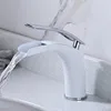 Grifos de cuenca del baño latón blanco tipo cascada de cascada mezclando grifo de lavado de agua caliente fría toque