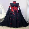 ゴシック様式の黒と赤い花柄のウェディングドレス