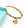 Bangle Hiyee Fashion Love Três cores Bracelet Plated 18K Gold College Style Style Feminino Acessórios de aço inoxidável