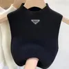 2023年秋の新しい女性のノースリーブニットセーター高品質の丸い首の三角形のレーベルエブロイダリーソリッドカラーハイストレッチセーター