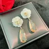 Boucles d'oreilles en peluche fleur blanche gouttelettes d'eau transparente