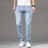 Heren jeans 2023 zomer slanke rechte lichte lichtgewicht katoenen stretch denim business casual midden taille dun lichtblauw