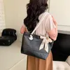 Bolsas de playa bolso de hombro único bolso de gran capacidad para mujeres 2023 nuevo verano de moda tejido pajita pajita bufanda de seda seda bolso bagstylishdesignerbags