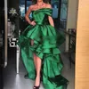 Yeşil kapalı omuz yüksek düşük balo elbiseleri seksi saten pileli katmanlı fırfırlar Arapça robe de mariage askısız resmi akşam partisi d342f